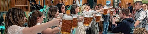 Die Damen zeigten beim Masskrugstemmen ihre Stärke.Foto Fenninger