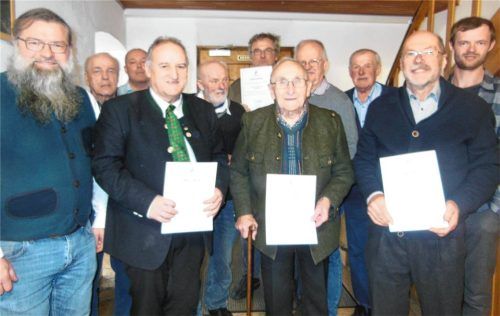 Die Ehrung der langjährigen Mitglieder nahmen Vorsitzender Franz Pointer (links) und der Kreisvorsitzende Georg Wimmer vor.Foto  Angermeier