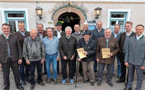 Die Ehrung wurde durch den Vorsitzenden Andreas Ober (links) sowie seinen Stellvertreter Christian Jobst (Zweiter von rechts) und Traunsteins Oberbürgermeister Dr. Christian Hümmer durchgeführt. Die Geehrten (von links): Albert Rieder, Hermann Brosch, Willi Mauerkirchner, Hubert Brunner, Albert Parzinger, Hans Einsiedl, Anton Sailer, Engelbert Ober (vorne), Hans Wimmer (hinten) sowie Georg Söldner, Georg Jobst und Karl Stitzl.Foto Hobmaier