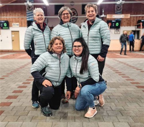 Die erfolgreiche Damenmannschaft des Eisstockclubs Bad Feilnbach: (von links) Barbara Guggemos, Heidi Holzmaier, Kathi Angermaier, Julia Pfleghart und Marianne Schweiger. Foto Röhrl, OVB