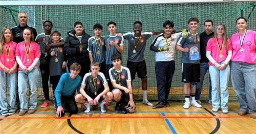 Die erfolgreichen Fußballteams der Mittelschule Mühldorf. Sie holten sich in beiden Altersgruppen den Meistertitel. Foto re