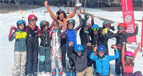 Die erfolgreichen Rennläufer und ihre Lehrerin: (von links) Sarah Götzl, Hanna Knepper, Kim Li Werthschütz, Laurin Thoennissen, Heidi Kruschinski, Magdalena Baumann, Lena Krumstroh, Xaver Wallner, Maxi Kroliczek und Raphael Edtbauer sowie (vorne) Leo Riedl, Emil Streit und Mira Meyer.Fotos Wehner