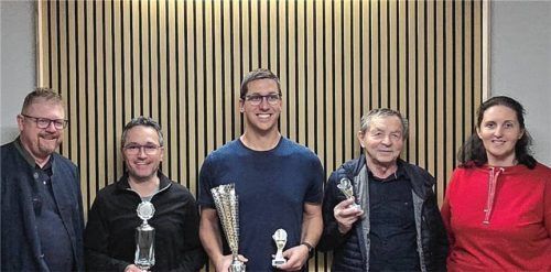 Die erfolgreichen Schafkopfspieler, eingerahmt vom CSU-Ortsvorsitzenden Thomas Matschi und der Schirmherrin, Bürgermeisterin Antonia Hansmeier. Foto  re