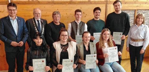 Die erfolgreichen Schüler und Berufsabgänger mit (hinten, von links) Landrat Max Heimerl, Bürgermeister Thomas Einwang, Zweitem Bürgermeister Manfred Rott und Dritter Bürgermeisterin Maria Vitzthum (hinten rechts). Foto Rampl