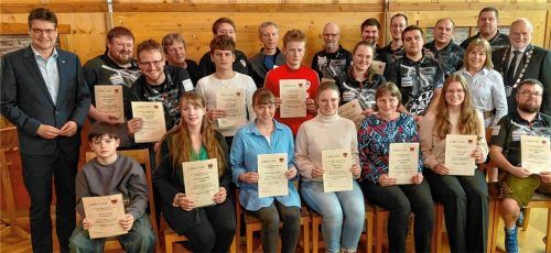 Die erfolgreichen Sportler der Marktgemeinde Buchbach mit Landrat Max Heimerl (links), Bürgermeister Thomas Einwang (rechts) sowie Zweitem Bürgermeister Manfred Rott (Dritter von links) und Dritter Bürgermeisterin Maria Vitzthum (Zweite von rechts). Foto Rampl