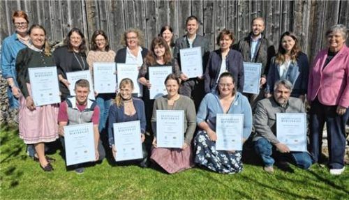 Die erfolgreichen Teilnehmer des Aufbauseminars „Bayerischer Wirte- und Unternehmerbrief“ mit Behördenleiterin Angela Vaas (rechts) sowie den Seminarleiterinnen Birgit Distler (AELF Coburg-Kulmbach) und Anna Weichenberger (AELF Töging).Foto  re