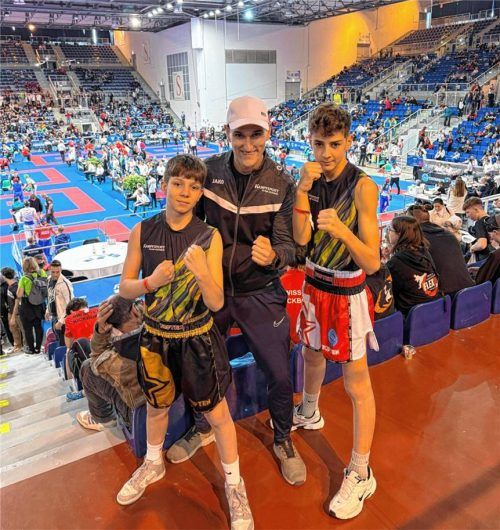 Die erfolgreichen Waldkraiburger Noah Rentz (von links), Trainer Michael Kramer und Kaan Yazici.Foto Privat