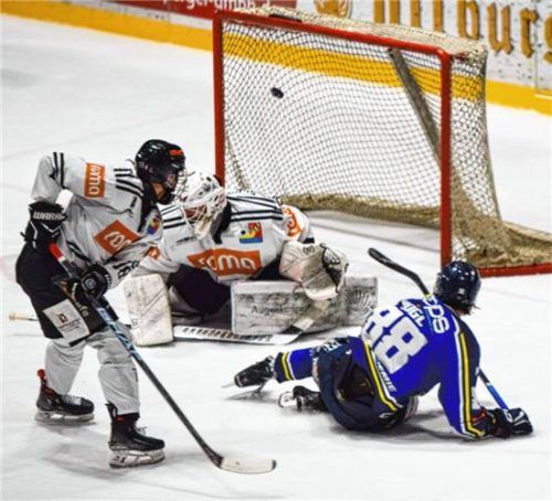 Die Erlösung: Nico Vogl erzielte den Siegtreffer für den EHC Waldkraiburg in der Verlängerung.Foto Yasmin Neumann