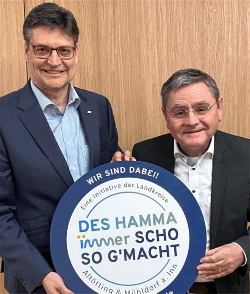 Die Fachkräfte-Kampagne „Des hamma immer scho so g`macht“ mit den beiden Landräten Max Heimerl und Erwin Schneider (von links). Foto Landratsamt