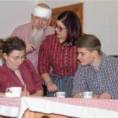 Stoabacher Laienspieler betreten die Bühne