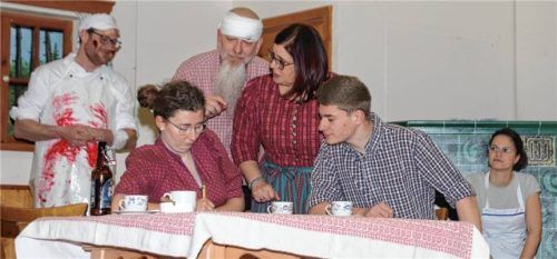 Die Familien Hufnagel und Koch setzen eine Heiratsannonce auf: (von links) Michael Schranner, Sophia Schneider, Werner Koziol, Gabi Reiter, Tobias Hopf und Hildegard Wimmer. Foto  re