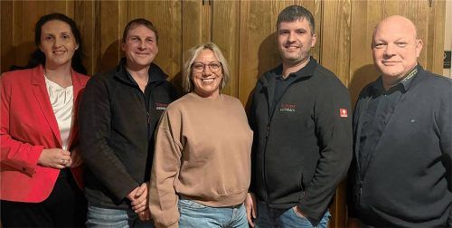 Die Feuerwehr Weidenbach hat sich neu aufgestellt: (von links) Bürgermeisterin Antonia Hansmeier, der scheidende Kommandant Thomas Aigner, seine Nachfolgerin, Kommandantin Nicole Schwenk, ihr Stellvertreter, Kommandant Stefan Hartinger, und Kreisbrandmeister Werner Müller. Foto Erfurt