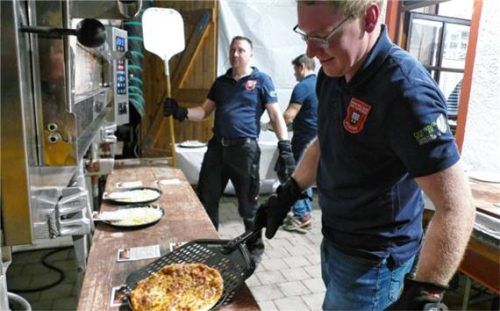Die Feuerwehrmänner wurden zu Pizzabäckern.Fotos bachmaier