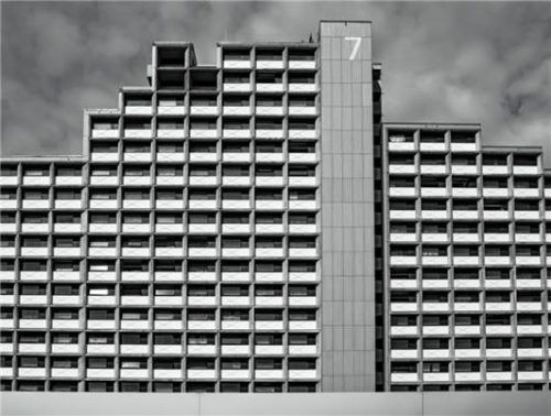 Die Fotografie trägt den Titel „Haus Nr. 7“. Zu sehen sind die Arbeiten ab dem 27. März in der Privatschule Dr. Kalscheuer in Rosenheim. Füchtner