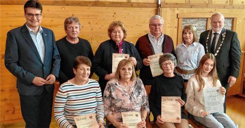 Die geehrten ehrenamtlich Tätigen mit Landrat Max Heimerl (links), Zweitem Bürgermeister Manfred Rott (Zweiter von links), Dritter Bürgermeisterin Maria Vitzthum und Bürgermeister Thomas Einwang (rechts). Foto Rampl