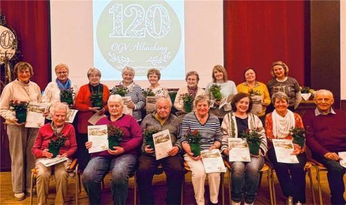 Die geehrten langjährigen Mitglieder mit rechts oben die ehemalige Vorsitzende Anna Weber und ganz außen die Vorsitzende Johanna Neuwieser.Foto  re