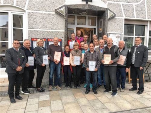 Die geehrten Mitglieder des Arbeitervereins im Jahr 2026 mit dem Zweiten Vorsitzenden Klaus Helldobler (links) und dem Vorsitzenden Ludwig Englbrecht (rechts). Foto Jaensch