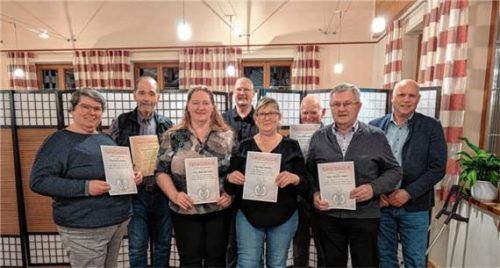 Die geehrten Mitglieder des Gesangsvereins Rattenkirchen (von links): Martha Bohner, Ehrenmitglied Peter Krell, Helga Bierwirth, Erster Vorsitzender Philipp Riha, Petra Kellner, Josef Wöll (stellvertretend für seine Frau Ottilie), Rupert Aigner und Bürgermeister Rainer Greilmeier. Auf dem Bild fehlen Lena Hell und Franz Hell. Foto re