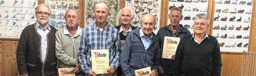 Die geehrten Mitglieder: (von links) stellvertretender Vorsitzender Sepp Lettl, Franz Schierer, Josef Kupper, Karl-Heinz Schenk, Anton Jäger, Hermann Albrecht und Vorsitzender Matthias Holzhauser. Foto  re