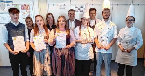 Die geehrten Nachwuchs-Gastronomen mit den Initiatoren des Wettbewerbs: (von links) Lukas Brunnhuber, Katharina Hermann, Hannah Leitmann, Doris Kallinger, Margarita Majcherek, Markus Hergesell, Leonie-Sophie Kahle, Kai Dittrich, Umut Kok und Monique Dirmilli.Foto  Maier