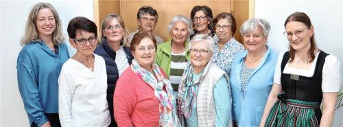 Die Geehrten um die Vorsitzende Antje Mörretz (links) und ihre Stellvertreterin Ulrike Dippl (rechts): (vorne von links) Renate Koziol, Clementine Grünwald, Anna Oberbacher, Isolde Schreyer, Franziska Spitzl, Maria Rauscheder und Marianne Stief sowie (hinten von links) Zenta Duschek und Elisabeth Wieser. Foto Höpfinger