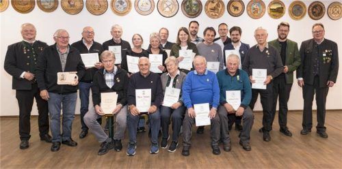 Die geehrten Vereinsmitglieder mit den Ehrengästen: (stehend, von links) Gauschützenmeister Erich Jungwirth, Johann Angerer, Tomas Fliegner, Anton Maier, Inge Bley, Brigitte Maier, Peter Schillmaier, Carina Gehringer, Bernd Freudenstein, Andreas Grap, Jens Kropp, Andreas Riedl, Josef Gschlecht, Bürgermeister Michael Hetzl und Schützenmeister Konrad Bauer mit (sitzend, von links) Josef Bruckmaier, Klaus Peretzki, Amalie Bauer, Georg Herzog und Franz Bichlmeier. Foto Bauer