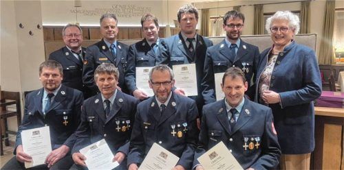 Die Geehrten: (von links hinten) Vorsitzender Georg Auer, Kreisbrandmeister Martin Holnburger, Anton Neuhofer, Franz Neuhofer, Ignaz Rippl und stellvertretende Landrätin Ilse Preisinger-Sontag sowie (von links vorne) Helmut Genzinger, Bernhard Schneider, Roland Stuchlik und Martin Gruber.Foto  Stettner