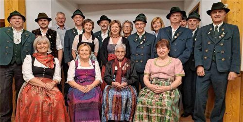 Die Geehrten: (von links) Zweiter Vorsitzender Martin Heiler, Sebastian Schatz (25 Jahre), Peter Leitner (50), Andreas Aigner (25), Elisabeth Hurler (50), Hans Aigner (50), Waltraud Konarski (50), Hilde Stein (50), Rudolf Ammer (25), Traudi Hammerschmid (50), Andreas Reiter (50), Dritter Vorsitzender Andreas Scheck, Simon Reiter (50), Vorsitzender Roland Polleichtner; sitzend, von links: Annemarie Aigner, Klara Entfellner, Birgit Troibner, Gaby Aigner (alle 50 Jahre). Foto Wunderlich