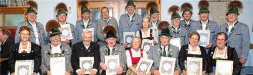 Die Geehrten: (vorne von links) Margarete Stephan, Horst Rube, Herbert Weißenfels, Franz Kollmannsberger, Regina Messerer, Peter Huber, Irene Schober und Petra Bauer sowie (hinten von links) Lenz Obermüller, Georg Mix, Georg Fischer junior, Puis Grannesberger, Klaus Löhmann, Susanne Urschbach, Sepp Messerer junior, Lothar Rabe, Felix Löhmann, Florian Hefter und Klaus Kollmannsberger. Foto berger