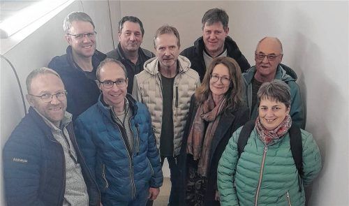 Die Gemeinderäte und Bürgermeisterin Anna Meier (Dritte von rechts) im Rohbau des Kinderhauses. Es soll Anfang Juli eingeweiht werden.Foto Mittermeier