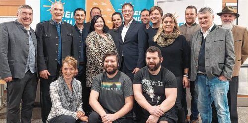 Die Gemeinderatskandidaten mit Sepp Lausch (links) und Sepp Hofer (Zweiter von links) sowie Bürgermeisterkandidat Josef Baumann (Mitte).Foto FW-GBV