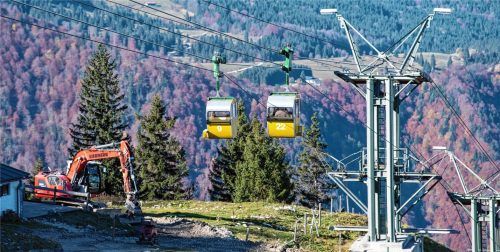 Die Gondeln der Kampenwandbahn fahren zur Berg- beziehungsweise Talstation. Die Seilbahn im Chiemgau soll erneuert werden. Foto dpa