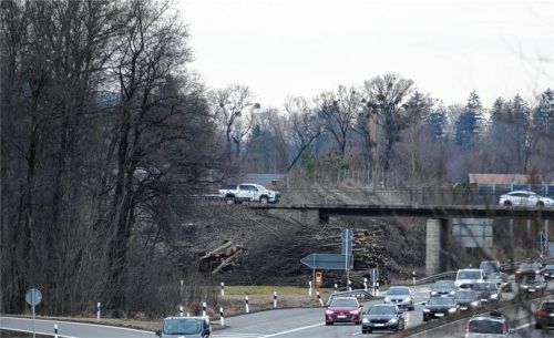 Die Holzhaufen an der Anschlussstelle der Autobahn stammen von der Freimachung der für die Behelfsbrücke benötigten Fläche. Foto Schubert