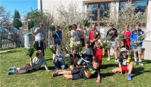 Die Kindergruppe des Nußdorfer Obst- und Gartenbauvereins präsentiert ihre selbst gebundenen Palmbuschen für den Palmsonntag. Insgesamt 16 aktive Vereinskinder beteiligten sich an der Aktion unter Anleitung von Maria Liegl. Foto re