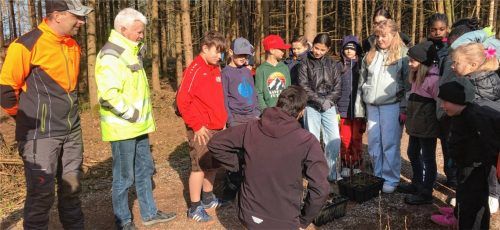 Die Klasse 5a mit Förster Benjamin Scharnagl, Bürgermeister Erwin Baumgartner und Samuel Lorenz (von links). Foto Jaensch