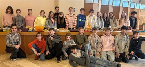 Die Klasse 6d der Realschule Waldkraiburg mit ihrer Lehrerin Anna Comuk. Sie haben einen Kuchenverkauf organisiert und unterstützen mit dem Erlös ein Kind in Bangladesch, wo Kinderarbeit noch weit verbreitet ist. Foto re