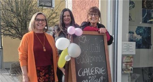 Die Künstlerinnen (von links) Janette Denk, Heike Kießling und Karin Polzer luden zum Blick in die Künstlergalerie. Foto re