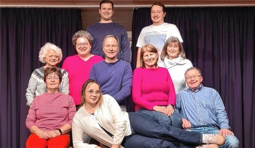 Die Laienschauspieler freuen sich auf vergnügte Stunden auf der Bühne des Gemeindesaals. Foto Pfaffinger Theater