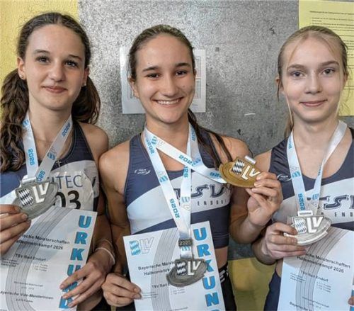 Die Leichtathletinnen vom TSV Bad Endorf – Klara Schlemer, Evi Kummer und Marlene Kerl (von links) – wurden bayerische Vizemeisterinnen mit dem Team.Foto privat