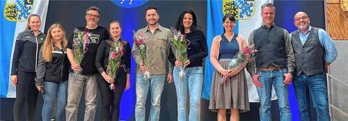 Die Macher des Gardefestivals: (von links) Marcella Reiter, Melly Jaksch, Wolfgang Altinger von der Sparkasse Wasserburg, Melly Ober, Martin Köchl, Sandra Ober, Michaela Ott, Robert Ott und Christoph Gilnhammer. Foto Richterstetter