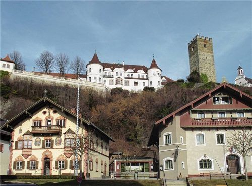 Die Marktgemeinde Neubeuern – hier der Blick auf das Schloss – stimmt der Gründung von Gemeindewerken zu.Foto Riedl