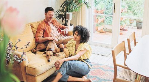 Die Menschen sehnen sich in ihrem Zuhause nach Entspannung und Geborgenheit. Foto djd/Dr. Klein Privatkunden/Getty Images/Catherine Falls Commercial