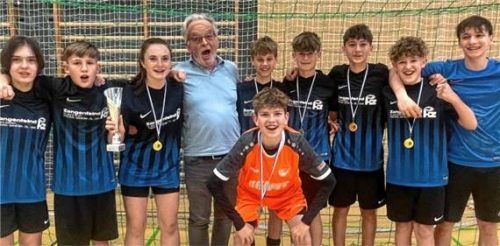 Die Mettenheimer Fußball-Minis mit Diakon Manfred Scharnagl beim Bayern-Cup. Foto re