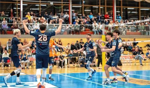 Die Mühldorfer Volleyballer wollen gegen Karlsruhe II noch einmal gemeinsam mit den Fans in der eigenen Halle jubeln.Foto Hergenhan