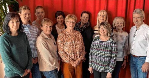 Die neu formierte Vorstandschaft: (von links) Manuela Huber, Lilly Fraitzl, Irmgard Hinmüller, Geli Kirchmeier, Silvia Hinmüller, Resi Poller, Manuela Huber, Vorsitzende Resi Grundner, Zweite Vorsitzende Angelika Müller und Silvia Rasche sowie Bürgermeister Christian Seidl. Foto re