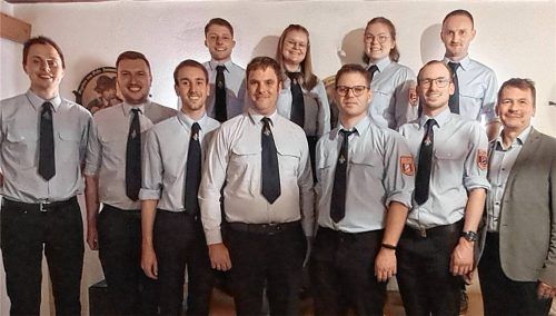 Die neu gewählte Vorstandschaft: (vorne, von links) Zweiter Kommandant Andreas Stettwieser, Zweiter Vorsitzender Andreas Mitter, Kassier Fabian Liebhart, Fähnrich Martin Kirschner, Vorsitzender Franz Mußner, Kommandant Stefan Zehetmaier und Bürgermeister Josef Huber sowie (hinten, von links) Dritter Kommandant Christian Berger, Zweite Kassierin Theresa Ober, Schriftführerin Christina Pemsl und Zweiter Schriftführer Michael Schmidmaier.Foto Künzner-Hingerl