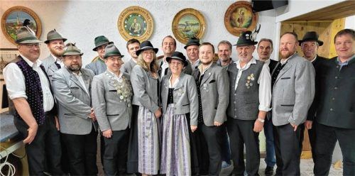 Die neu gewählten Funktionäre der Vorstandschaft und des Vereinsausschusses. Rechts: Gauschützenmeister Helmut Schwarzenböck und Zweiter Bürgermeister Anton Strahlhuber. Foto Römersberger