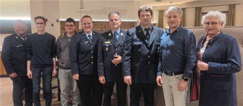 Die neu gewählten Kommandanten und Jugendwarte der Lohkirchner Feuerwehr: (von links) Vorsitzender Georg Auer, die Jugendwarte Tobias Schneider, Florian Niederschweiberer und Maresa Stuchlik, Kreisbrandmeister Martin Holnburger, Kommandant Franz Neuhofer, sein Stellvertreter Bernhard Schuster und stellvertretende Landrätin Ilse Preisinger-Sontag. Foto Stettner