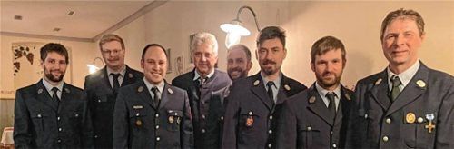 Die neue Chefetage der Feuerwehr Jarezöd (von links): Stefan Krichbaumer, Josef Hofstetter, Michael Glas, Bürgermeister Bernd Fessler, Roman Schweiger, Roland Voggenauer, Thomas Hoferer und der scheidende Kommandant Josef Wallner. Foto re
