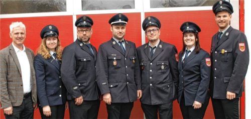 Die neue Führungsriege der Feuerwehr Kirchstätt: (von rechts) Jugendwart Sebastian Nachbar junior, Jugendwart-Stellvertreterin Elisabeth Heiß, Zweiter Kommandant Josef Edlmann, Kommandant Christian Huber, Dritter Kommandant Alex Göbl, Jugendwart-Stellvertreterin Julia Barthuber sowie Bürgermeister Thomas Schmidinger.Foto  re